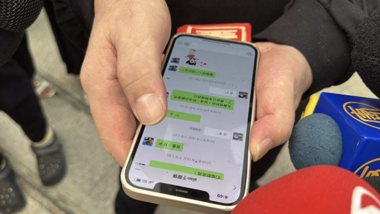 孙德荣分享于朦胧生前传给他的音档。记者林怡秀／摄影