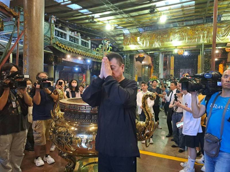 孙德荣分享于朦胧生前传给他的音档。记者林怡秀／摄影