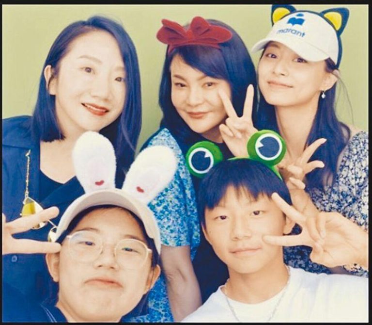 陶晶莹先前一家人游韩国，地陪就是周子瑜。图／摘自脸书