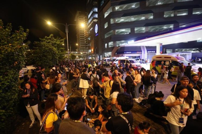 菲律宾中部外海30日晚发生规模6.9强烈地震。图为地震发生后，民众聚集在大楼外。欧新社