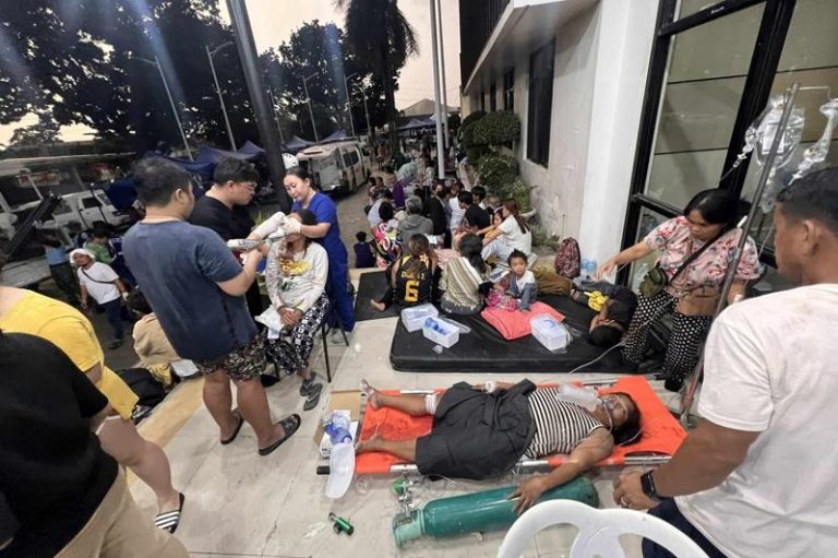 菲律宾宿雾省外海9月30日晚间发生强烈地震​，死亡人数已攀升到至少31人，另有超过140人受伤。(美联社)