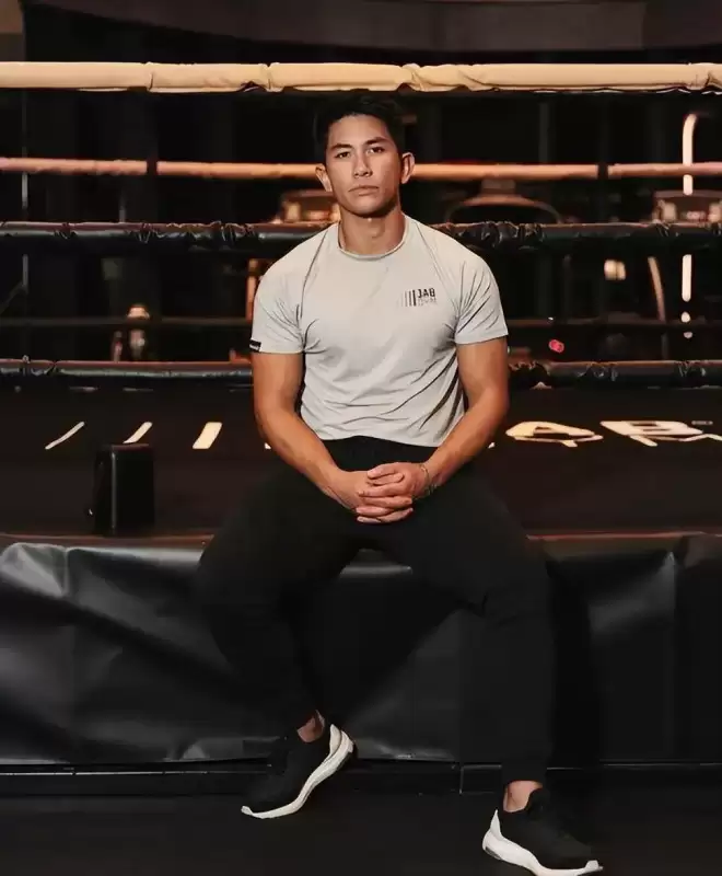 亚洲最帅王子火出圈，颜值高会开飞机会马球，混血妻子银纱裙奢华