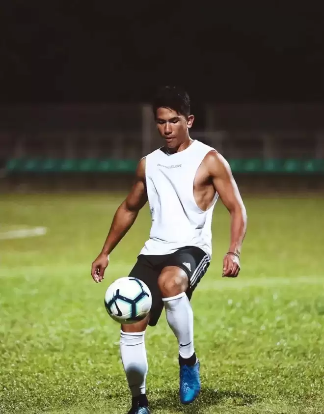 亚洲最帅王子火出圈，颜值高会开飞机会马球，混血妻子银纱裙奢华