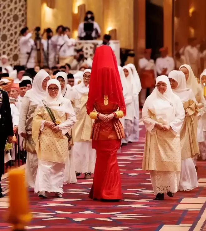 亚洲最帅王子火出圈，颜值高会开飞机会马球，混血妻子银纱裙奢华