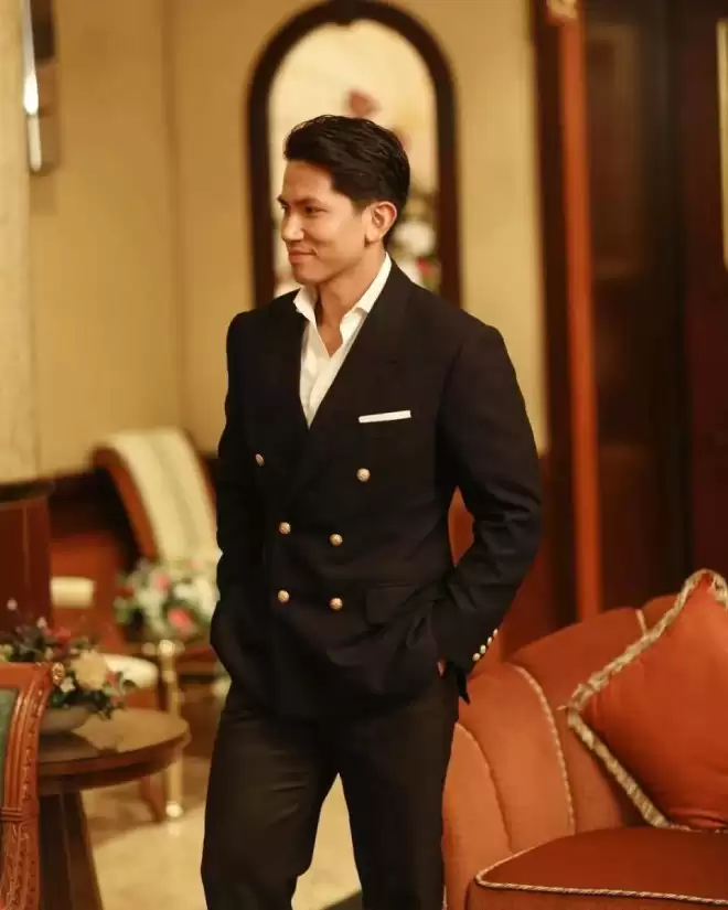 亚洲最帅王子火出圈，颜值高会开飞机会马球，混血妻子银纱裙奢华