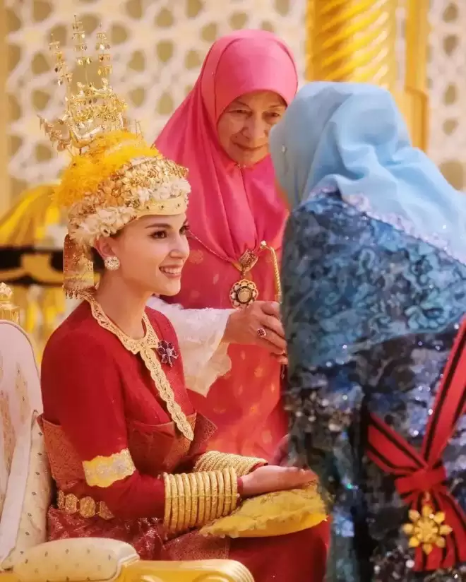 亚洲最帅王子火出圈，颜值高会开飞机会马球，混血妻子银纱裙奢华