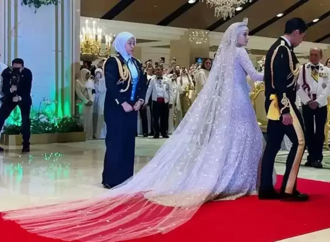 亚洲最帅王子火出圈，颜值高会开飞机会马球，混血妻子银纱裙奢华