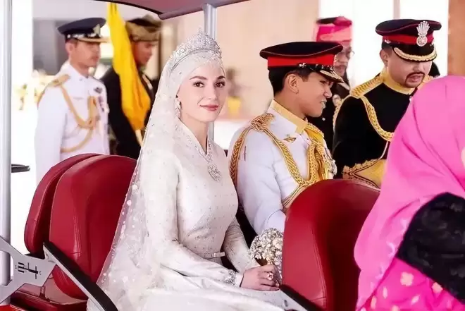 亚洲最帅王子火出圈，颜值高会开飞机会马球，混血妻子银纱裙奢华