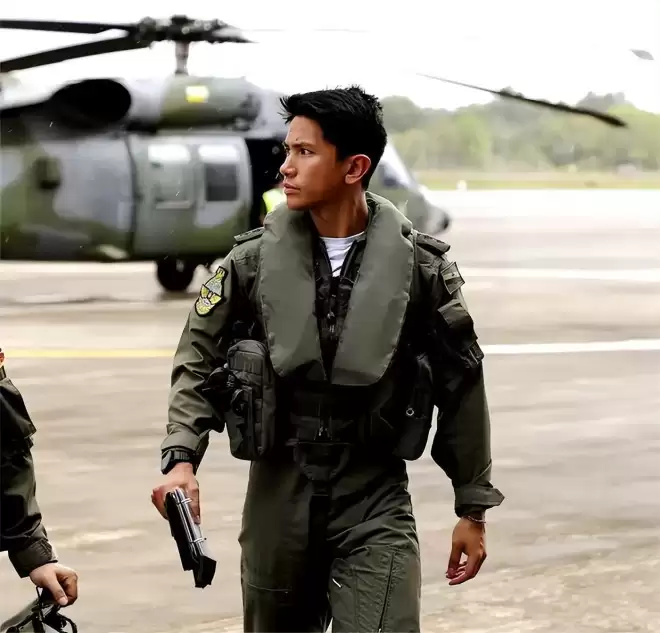 亚洲最帅王子火出圈，颜值高会开飞机会马球，混血妻子银纱裙奢华