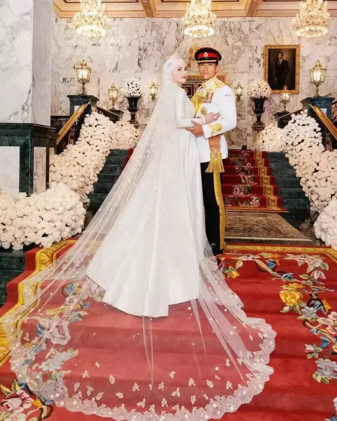 亚洲最帅王子火出圈，颜值高会开飞机会马球，混血妻子银纱裙奢华