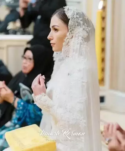 亚洲最帅王子火出圈，颜值高会开飞机会马球，混血妻子银纱裙奢华