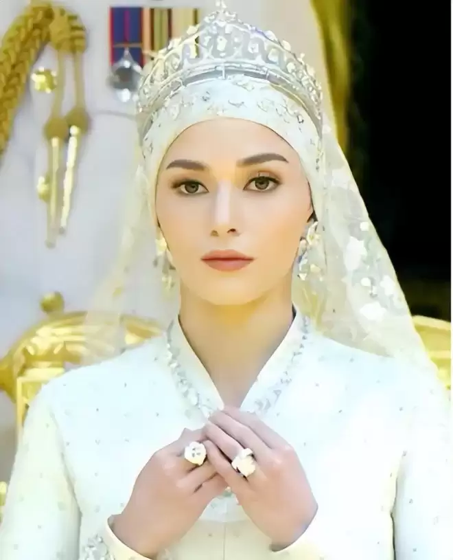 亚洲最帅王子火出圈，颜值高会开飞机会马球，混血妻子银纱裙奢华