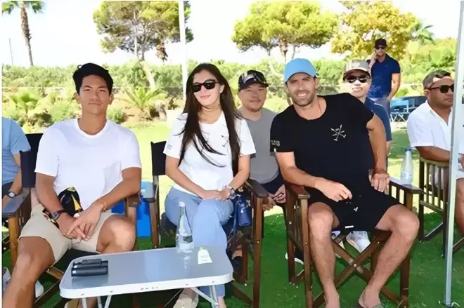 亚洲最帅王子火出圈，颜值高会开飞机会马球，混血妻子银纱裙奢华