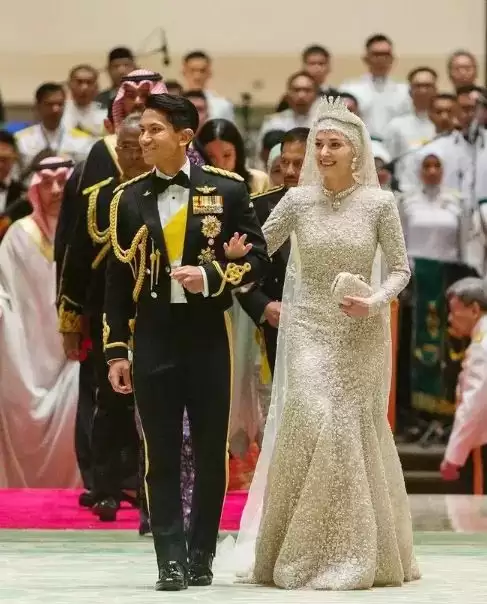 亚洲最帅王子火出圈，颜值高会开飞机会马球，混血妻子银纱裙奢华