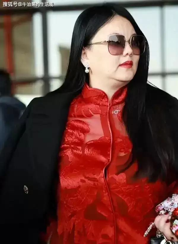 49岁李湘机场照体重失控，网友调侃像一座山