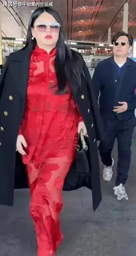 49岁李湘机场照体重失控，网友调侃像一座山