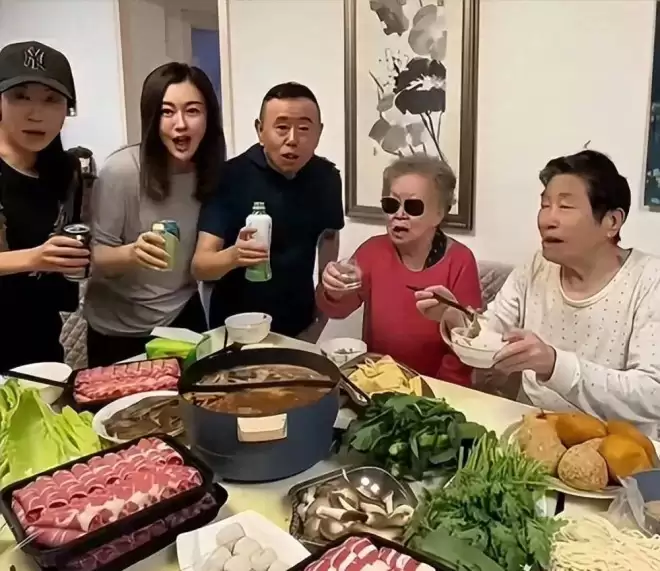 潘长江中秋家宴曝光，如今现状让人唏嘘