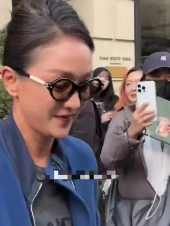 周迅近照曝光!头发发白,瘦到皮包骨,终究为恶习付出了代价