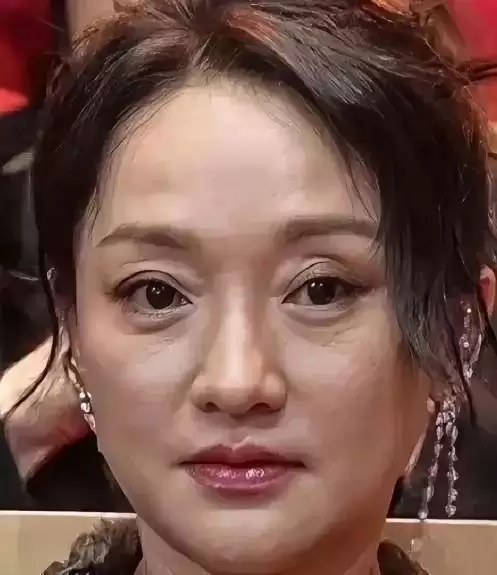 周迅近照曝光!头发发白,瘦到皮包骨,终究为恶习付出了代价