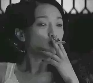 周迅近照曝光!头发发白,瘦到皮包骨,终究为恶习付出了代价