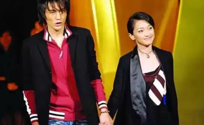 周迅近照曝光!头发发白,瘦到皮包骨,终究为恶习付出了代价