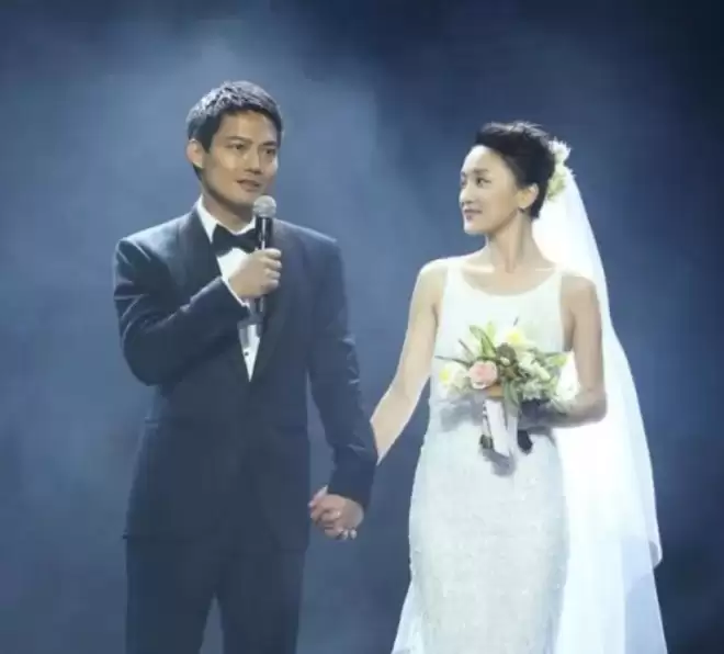 周迅近照曝光!头发发白,瘦到皮包骨,终究为恶习付出了代价