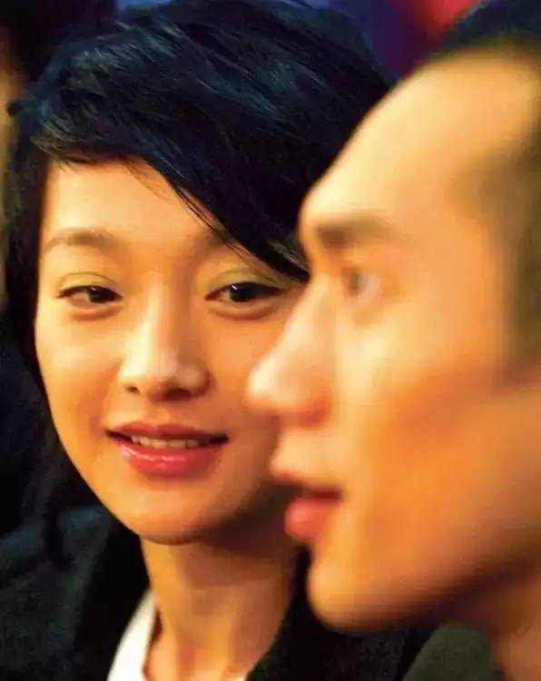 周迅近照曝光!头发发白,瘦到皮包骨,终究为恶习付出了代价