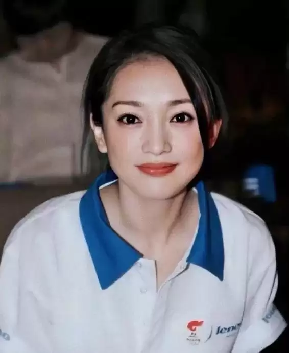 周迅近照曝光!头发发白,瘦到皮包骨,终究为恶习付出了代价