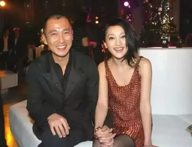 周迅近照曝光!头发发白,瘦到皮包骨,终究为恶习付出了代价