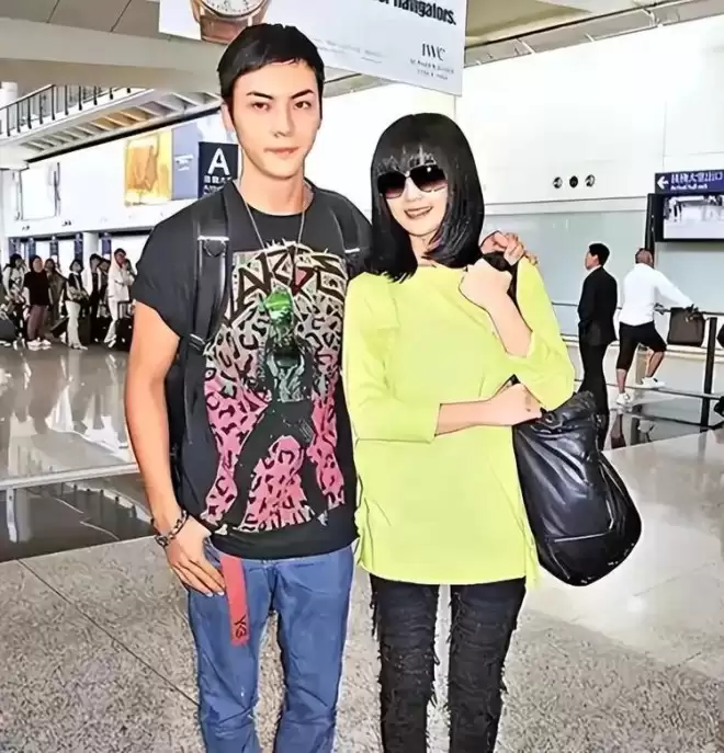 杨颖高调官宣喜讯！一张照片意外让黄晓明成