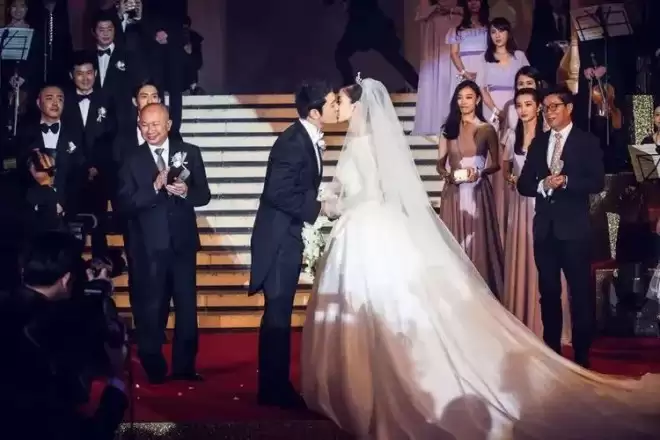 杨颖高调官宣喜讯！一张照片意外让黄晓明成