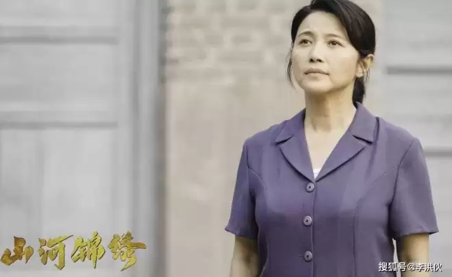 52岁影后颜丙燕官宣恋情，自曝爱上小20岁男友