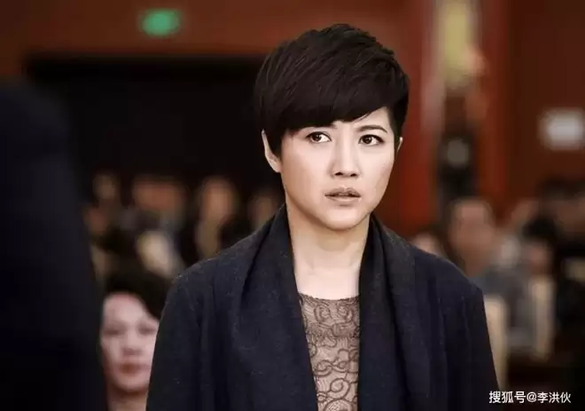 52岁影后颜丙燕官宣恋情，自曝爱上小20岁男友