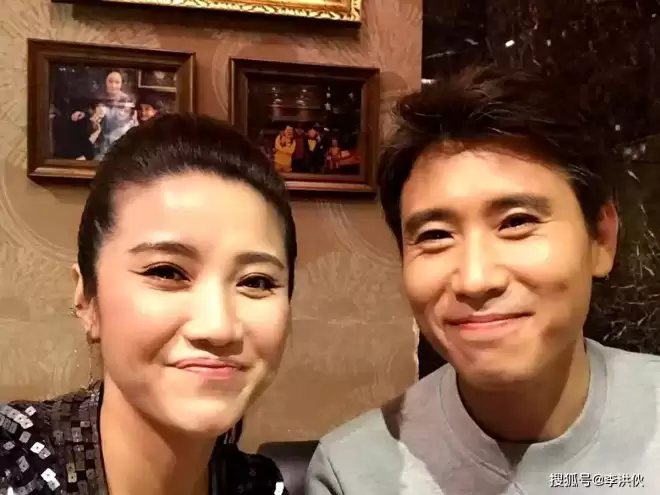 52岁影后颜丙燕官宣恋情，自曝爱上小20岁男友