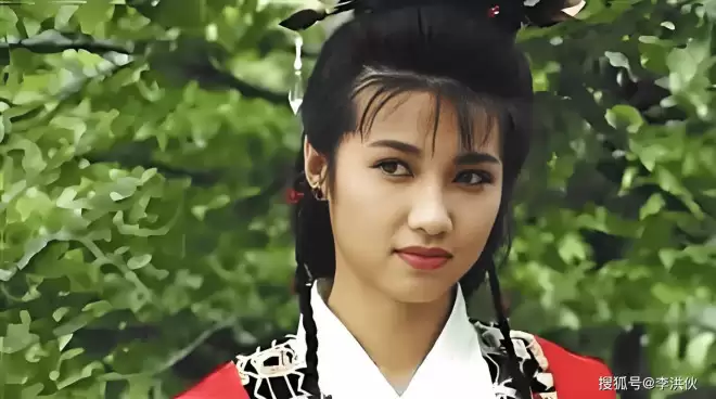 52岁影后颜丙燕官宣恋情，自曝爱上小20岁男友