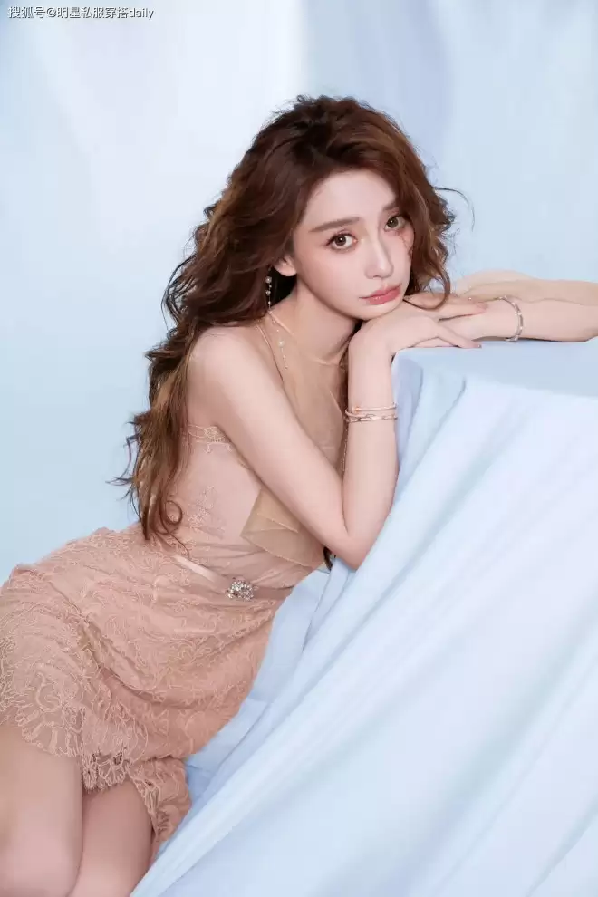 Angelababy颜值还是很能打!裸色高定裙搭海藻长发,美貌在线