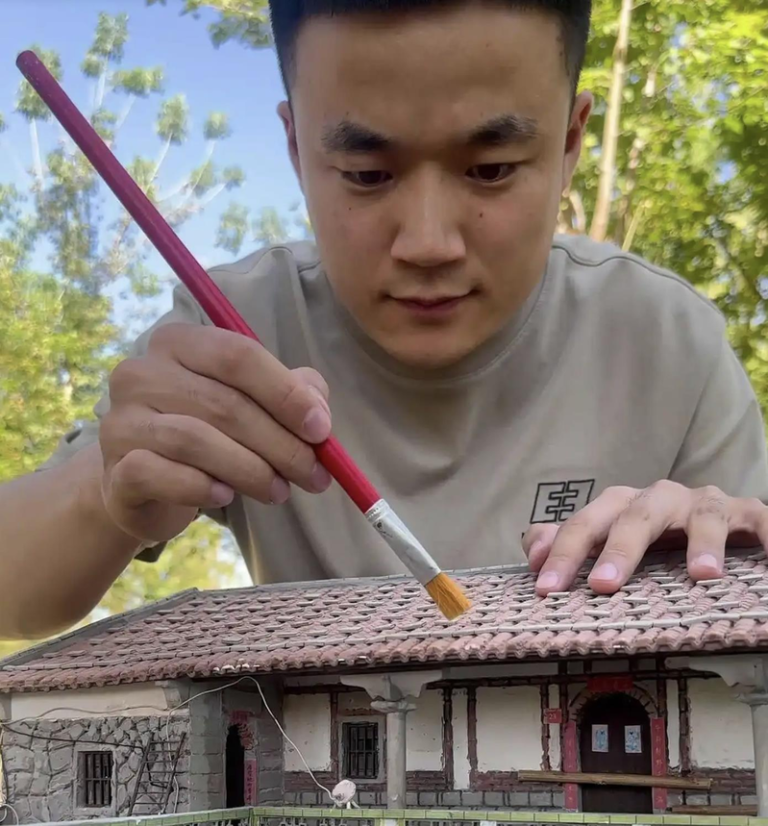 卢欢庆表示，有男客户要求还原父母老宅，当看到完成品时，情绪缴动几乎落泪，直言「你要多少钱都可以」，从模型重新感受和父母生活的种种回忆。（取材自Bilibili网站）