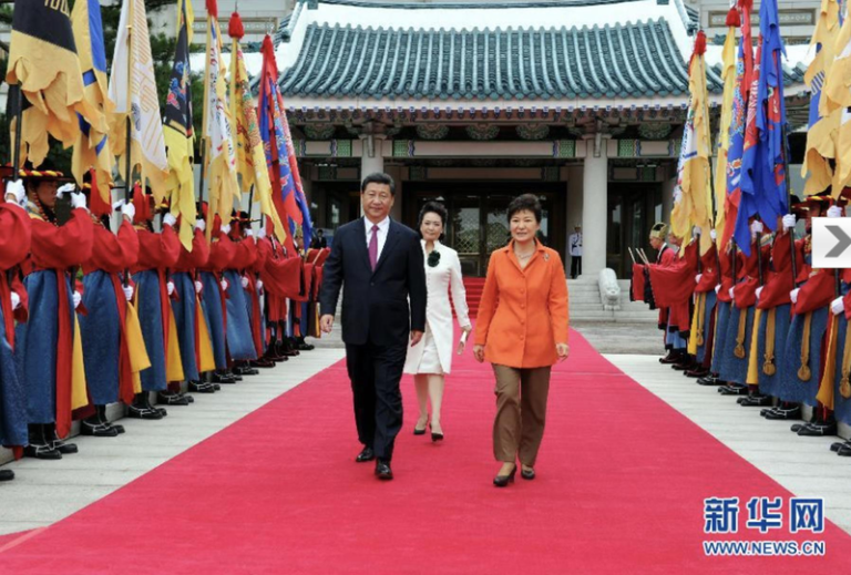 中国国家主席习近平2014年访问首尔，与时任南韩总统朴槿惠会谈。此后因萨德飞弹问题，双方关系倒退，迄今习近平未访问过南韩。（新华网）