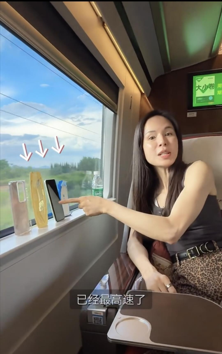李若彤指着自己摆放在列车窗台上的手机等物品说：「现在已经是最高速了，（时速）300多（公里），我们国家高铁稳定性太牛了」。（取材自极目新闻）
