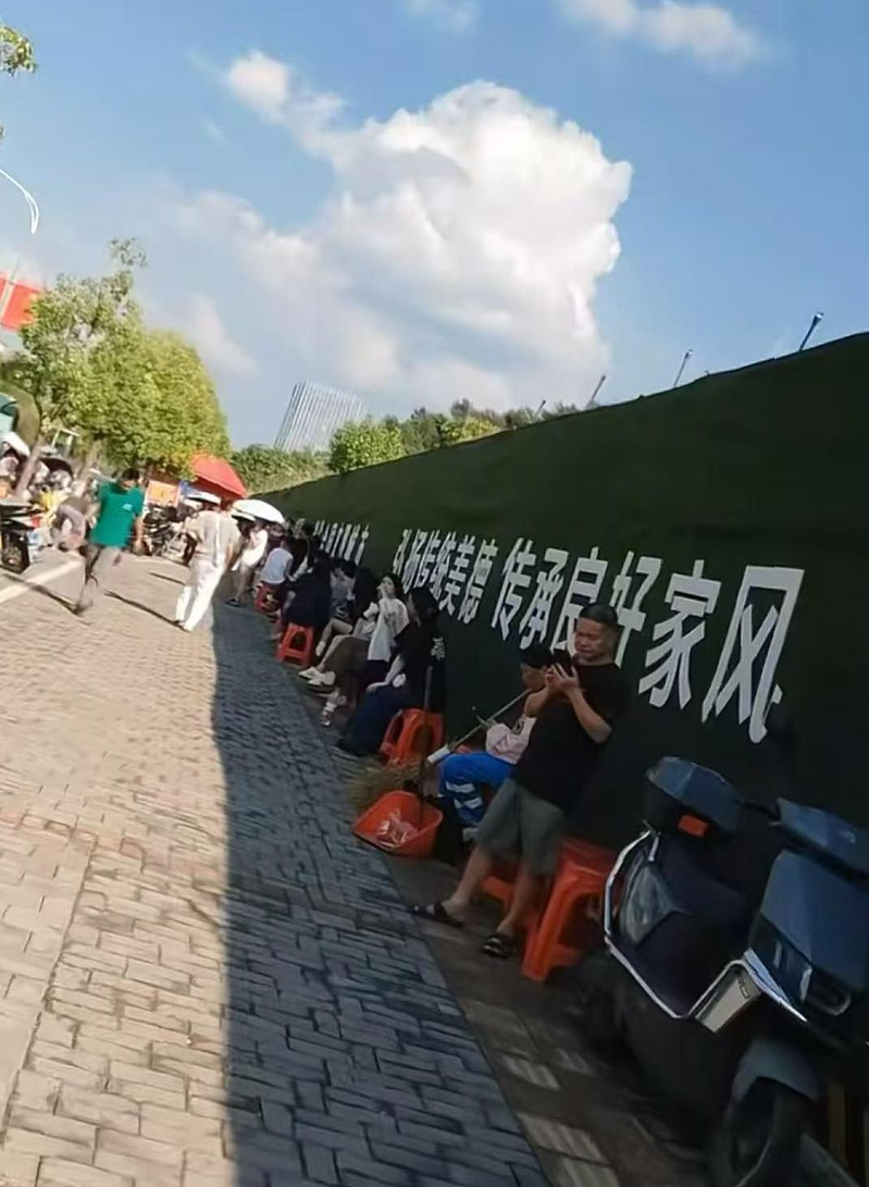 「鸡排哥」在现场呼吁民众秩序。（取材自红星新闻）