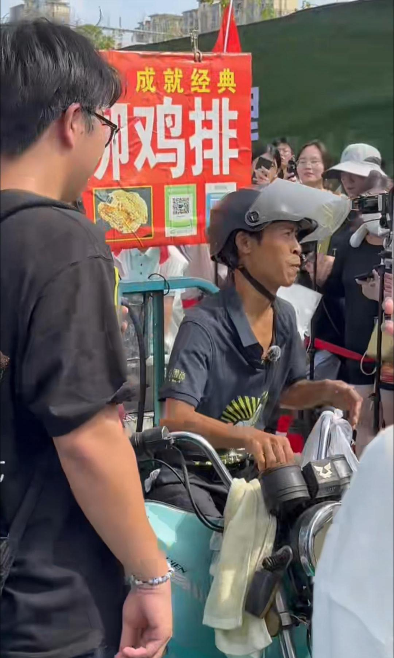 「鸡排哥」在现场呼吁民众秩序。（取材自红星新闻）