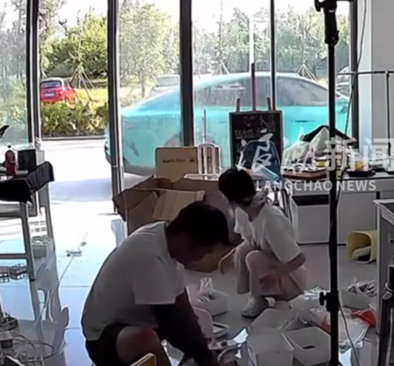 车主称自己在室内整理物品时，停在门口的小米汽车突然自己开走了。（取材自浪潮新闻）