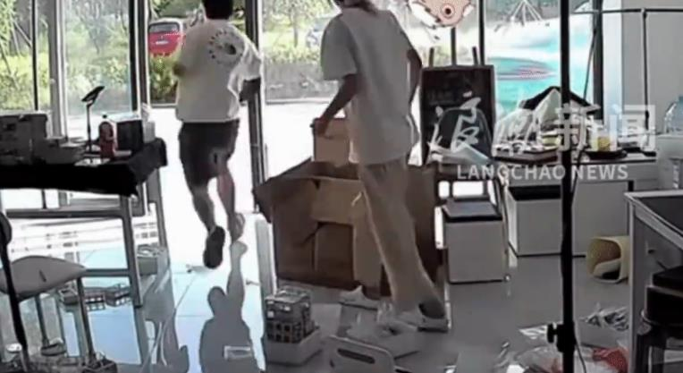 车主称自己在室内整理物品时，停在门口的小米汽车突然自己开走了。（取材自浪潮新闻）