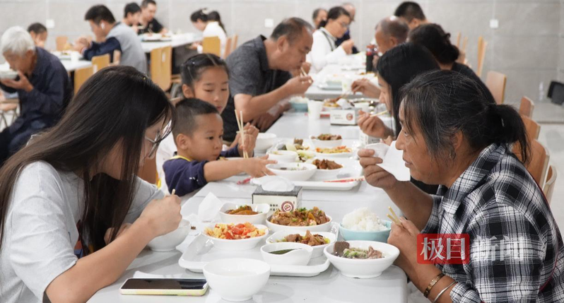 2700名游客十一长假涌进荣昌区政府食堂。(取材自极目新闻)