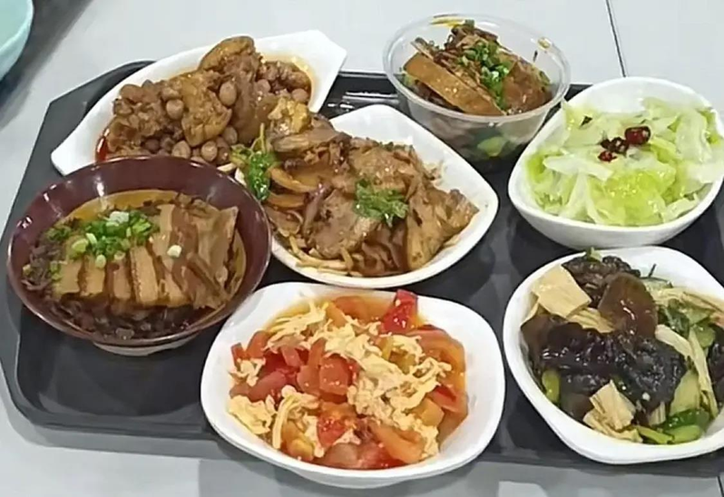 2700名游客十一长假涌进荣昌区政府食堂。(取材自极目新闻)