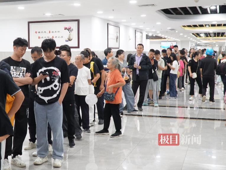 2700名游客十一长假涌进荣昌区政府食堂。(取材自极目新闻)