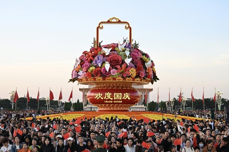 正在太空出差的神舟二十号航天员，10月1日通过视频祝福祖国繁荣昌盛、全国各族人民幸福安康。(视频截屏)