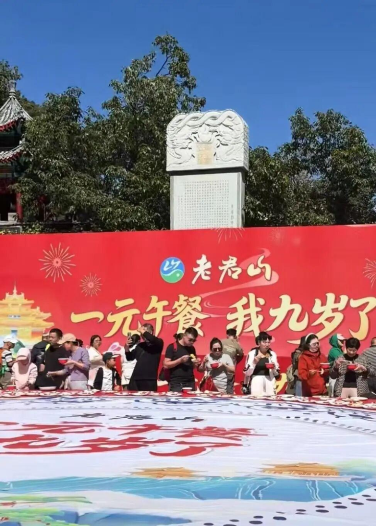 持续九年的「1元午餐」，来河南的游客被景区物价惊呆了。(取材自大象新闻)