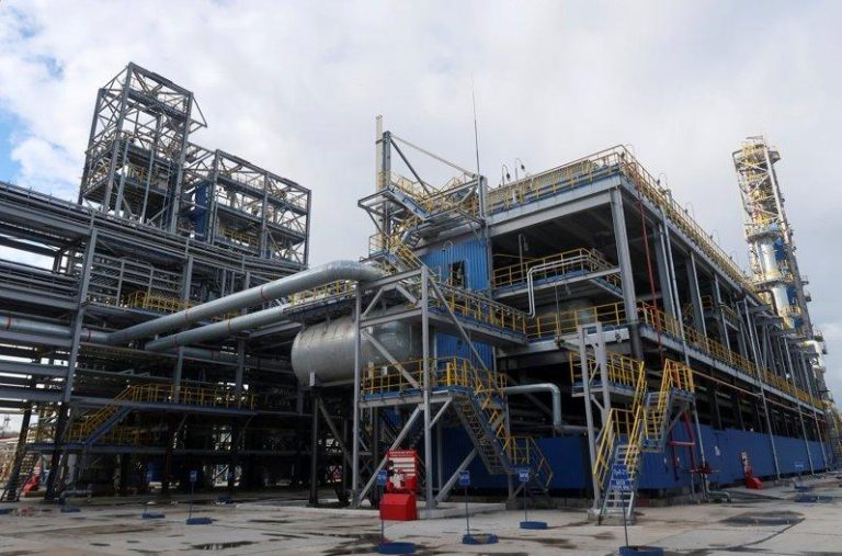 位于乌边境约1200公里外的俄国「Gazprom Neftekhim Salavat」炼油厂。(路透)