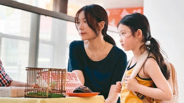蔡淑臻（左）与叶子绮(右)以「左撇子女孩」双双入围女配。（图／光年映画提供）